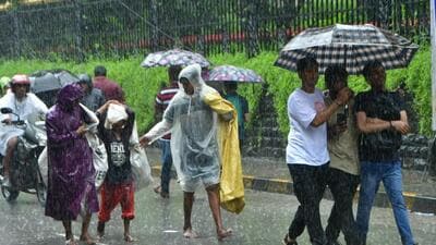 As per the Brihanmumbai municipal corporation’s (BMC) automatic weather station, between 8am to 6pm, the island city and eastern suburbs had 23.81mm and 25.01mm of rainfall respectively whereas western suburbs logged only 18.47mm of rain. (Bhushan Koyande/HT Photo)