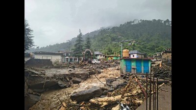 Flash flood hit many houses and vehicles after cloud burst in Arang nala in Shanwad panchayat in Drang area, in Mandi, on Sunday. (HT Photo) Flash flood hit many houses and vehicles after cloud burst in Arang nala in Shanwad panchayat in Drang area, in Mandi, on Sunday. (HT Photo)