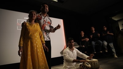 Kapil Sharma sings a duet with a visually challenged fan as Archana Puran Singh, Sunil Grover, and Kiku Sharda look on. Kapil Sharma sings a duet with a visually challenged fan as Archana Puran Singh, Sunil Grover, and Kiku Sharda look on.