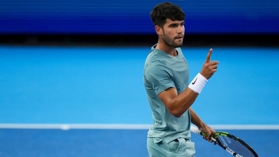 Carlos Alcaraz (ESP) reacts after returning a shot against Alexander Zverev (GER) during the Cincinnati Open at the Lindner Family Tennis Center (IMAGN IMAGES via Reuters Connect)