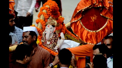 The move has sparked concern among the city’s traditional Manache Ganpati Mandals, who have long held the ceremonial right to lead the immersion parade in the afternoon. (HT)