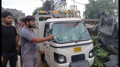 Wielding knives and sticks, the miscreants also threatened locals when confronted, said Eyewitnesses. (Sant Arora/HT)