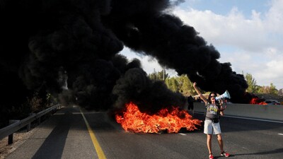 Protesters burned tires on the highway connecting Jerusalem and Tel Aviv. Protesters burned tires on the highway connecting Jerusalem and Tel Aviv.