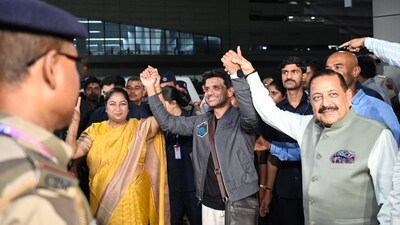 Delhi CM Rekha Gupta and Union Minister of Science and Technology Jitendra Singh receive Astronaut Shubhanshu Shukla following his landmark visit to the International Space Station (ISS) (Arvind Yadav/Hindustan Times)