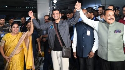 Delhi CM Rekha Gupta with union minister Jitendra Singh welcome Astronaut Shubhanshu Shukla on his arrival at T3 airport in New Delhi on Sunday. (Arvind Yadav/HT Photo) Delhi CM Rekha Gupta with union minister Jitendra Singh welcome Astronaut Shubhanshu Shukla on his arrival at T3 airport in New Delhi on Sunday. (Arvind Yadav/HT Photo)
