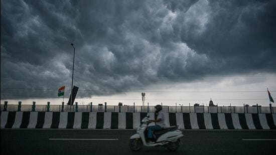 On Sunday, Delhi’s base weather station at Safdarjung logged 0.2mm of rainfall between 8.30am and 5.30pm. (Sanchit Khanna/HT Photo)
