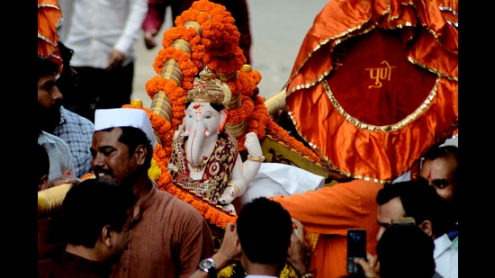 The move has sparked concern among the city’s traditional Manache Ganpati Mandals, who have long held the ceremonial right to lead the immersion parade in the afternoon. (HT)