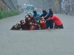 Mumbai, India – 18, Aug 2025: Waterlogging in the Hindmata-Parel area due to heavy rainfall, in Mumbai, India, on Monday, Aug 18, 2025. (Photo by Bhushan Koyande/HT Photo) Mumbai, India – 18, Aug 2025: Waterlogging in the Hindmata-Parel area due to heavy rainfall, in Mumbai, India, on Monday, Aug 18, 2025. (Photo by Bhushan Koyande/HT Photo)
