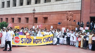 Congress president, Malikarjun Kharge, Samajwadi Party president Akhilesh Yadav, party MP Ramji Lal Suman, TMC MPs Abhishek Banerjee, Kalyan Banerjee, and others, INDIA bloc leaders protest over the alleged voter fraud and SIR issues, at Parliament (ANI) Congress president, Malikarjun Kharge, Samajwadi Party president Akhilesh Yadav, party MP Ramji Lal Suman, TMC MPs Abhishek Banerjee, Kalyan Banerjee, and others, INDIA bloc leaders protest over the alleged voter fraud and SIR issues, at Parliament (ANI)