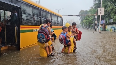 Mumbai policemen rescued school children from a bus caught in flood waters at Kings Circle and brought them to Matunga police station (HT) Mumbai policemen rescued school children from a bus caught in flood waters at Kings Circle and brought them to Matunga police station (HT)