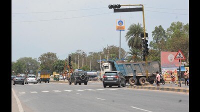 Non-functional signal at the Chandimandir light point, a major accident-prone area. (Sant Arora/HT)