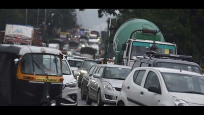 Officials attributed the gridlock to low visibility, waterlogging in certain areas, and a surge in vehicle volume. (MAHENDRA KOLHE/HT PHOTO)