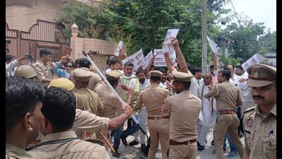Police stopping Congressmen protesting outside the parental residence of CEC Gyanesh Kumar in Agra on August 18. (Sourced)