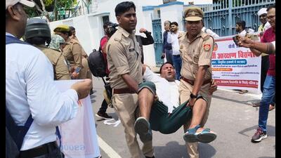 Policemen taking away one of the protestors in Lucknow on August 18. (HT photo)