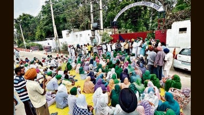Protesters, led by the BKU (Ekta Dakaunda), staging a protest outside the office of Ludhiana Rural SSP on Monday. (HT Photo) Protesters, led by the BKU (Ekta Dakaunda), staging a protest outside the office of Ludhiana Rural SSP on Monday. (HT Photo)