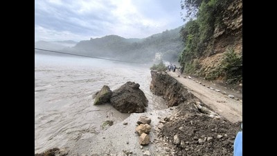 Swollen Sutlej washed away a section of Sunni-Tatapani road connecting Mandi district to Shimla on Monday. (HT Photo) Swollen Sutlej washed away a section of Sunni-Tatapani road connecting Mandi district to Shimla on Monday. (HT Photo)
