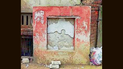 The plaques bore the names of prominent Congress leaders and councillors. (HT Photo)