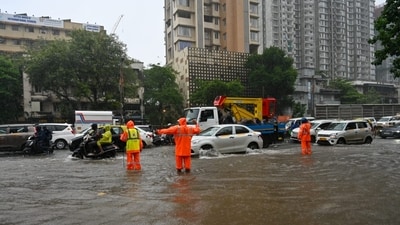 Traffic police personnel work amid heavy rains and waterlogged roads in Mumbai, easing traffic disruptions that dot the city after continued downpours. (Raju Shinde/Hindustan Times) Traffic police personnel work amid heavy rains and waterlogged roads in Mumbai, easing traffic disruptions that dot the city after continued downpours. (Raju Shinde/Hindustan Times)