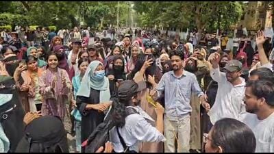 Women students agitating at Bab-e-Syed gate of AMU on Monday. (HT Photo) Women students agitating at Bab-e-Syed gate of AMU on Monday. (HT Photo)
