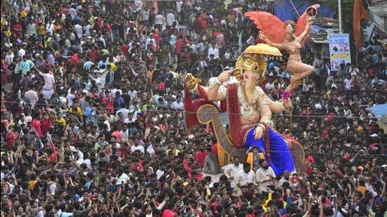Mumbai, India - August 27, 2022: Huge crowd of devotees gather to have the first glimpse of Chinchpokli Cha Chintamani Lord Ganesha idol during its arrival procession, at Lalbaug, in Mumbai, India, on Saturday, August 27, 2022. (Photo by Anshuman Poyrekar/ Hindustan Times) (Anshuman Poyrekar/HT PHOTO)