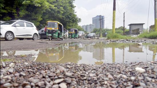 The CISF road is a major road that connects commuters to Noida, Indirapuram, National Highway 9, Mohan Nagar, and other areas.