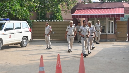 File photo of police conducting searches at a Delhi school that received a bomb threat. (Vipin Kumar/HT)