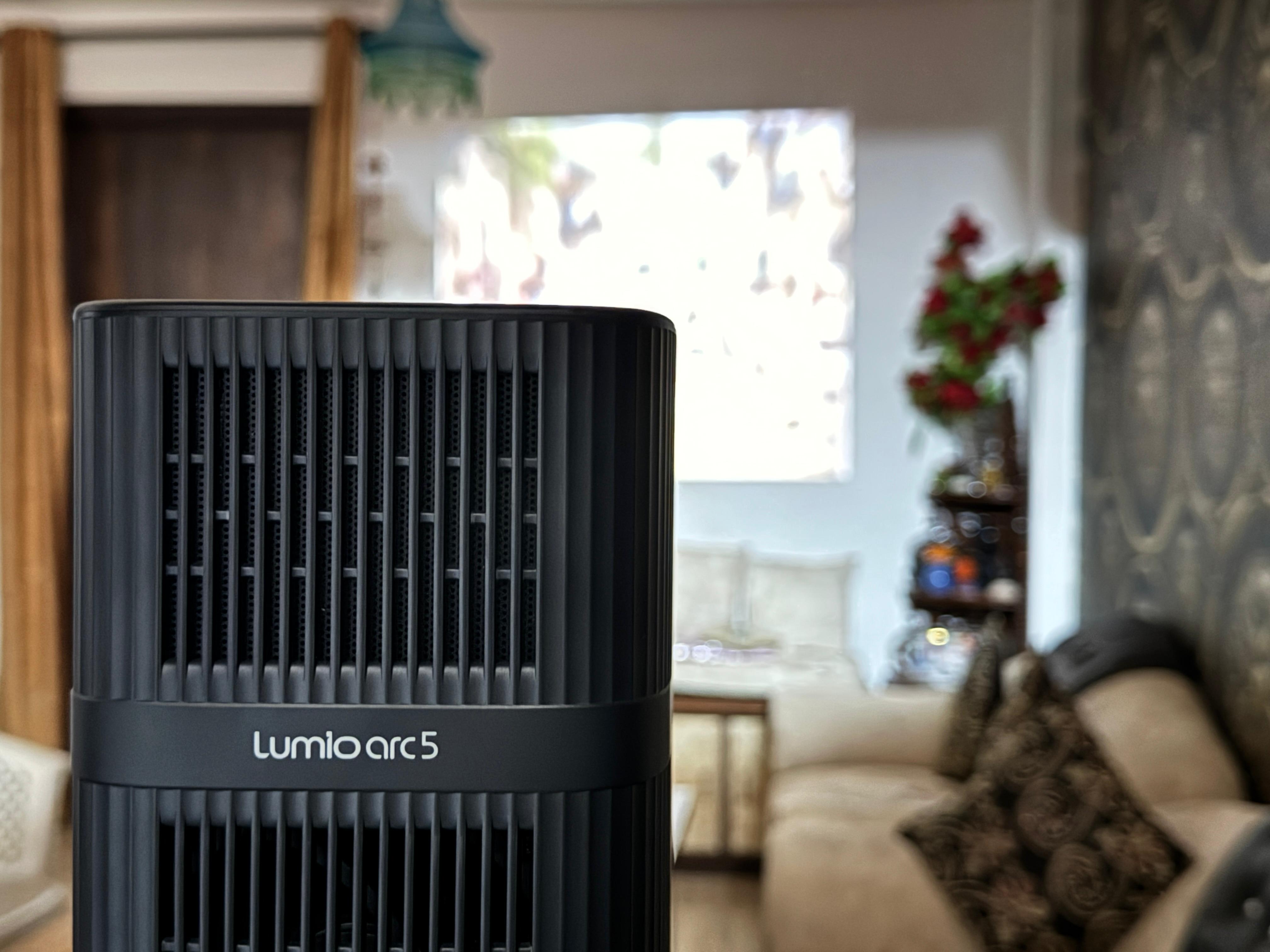 Its 200 ANSI lumens output ensures a viewable image. Its 200 ANSI lumens output ensures a viewable image.
