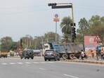 Non-functional signal at the Chandimandir light point, a major accident-prone area. (Sant Arora/HT) Non-functional signal at the Chandimandir light point, a major accident-prone area. (Sant Arora/HT)