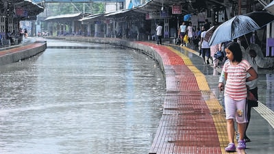 Mithi river unleashes its fury, brings trains to a grinding halt Mithi river unleashes its fury, brings trains to a grinding halt