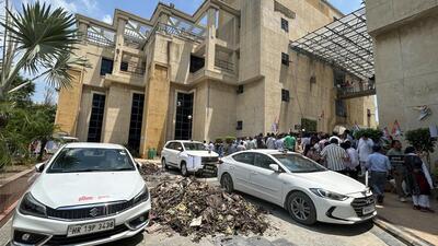 Congress workers dumped heaps of garbage in front of the MCG commissioner’s vehicle. (Parveen Kumar/HT) Congress workers dumped heaps of garbage in front of the MCG commissioner’s vehicle. (Parveen Kumar/HT)