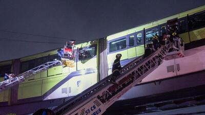 It was 90 minutes before the first few commuters were pulled out after fire-fighters hoisted on snorkels smashed windows to rescue them (Raju Shinde/ HT Photo) It was 90 minutes before the first few commuters were pulled out after fire-fighters hoisted on snorkels smashed windows to rescue them (Raju Shinde/ HT Photo)