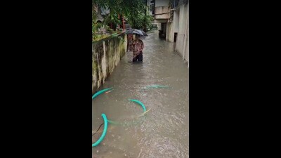Meanwhile, heavy showers throughout the day led to waterlogging in several parts of the city and traffic snarls during peak hours. (VIDEO GRAB) Meanwhile, heavy showers throughout the day led to waterlogging in several parts of the city and traffic snarls during peak hours. (VIDEO GRAB)