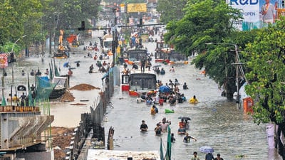Mumbai, India. August 19, 2025: Mumbai City experienced heavy rainfall and waterlogging at LBS Road in the Kurla area of Mumbai. The India Meteorological Department (IMD) issued a red alert to Mumbai and neighbouring Thane and Palghar districts. Mumbai, India. August 19, 2025. (Photo by Raju Shinde/ Hindustan Times) (Raju Shinde) Mumbai, India. August 19, 2025: Mumbai City experienced heavy rainfall and waterlogging at LBS Road in the Kurla area of Mumbai. The India Meteorological Department (IMD) issued a red alert to Mumbai and neighbouring Thane and Palghar districts. Mumbai, India. August 19, 2025. (Photo by Raju Shinde/ Hindustan Times) (Raju Shinde)