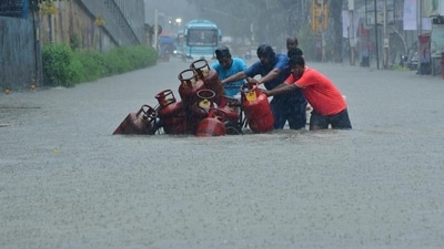 Waterlogging in the Hindmata-Parel area due to heavy rainfall, in Mumbai, India, on Monday, Aug 18, 2025. (Bhushan Koyande/HT Photo) Waterlogging in the Hindmata-Parel area due to heavy rainfall, in Mumbai, India, on Monday, Aug 18, 2025. (Bhushan Koyande/HT Photo)