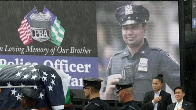 Police officers carry the coffin of New York City Police Department (NYPD) officer Didarul Islam, killed during a mass shooting event at a midtown Manhattan office tower on July 28, in the rain, during his funeral services in the Bronx borough of New York City, U.S., July 31, 2025 REUTERS/Jeenah Moon (REUTERS)