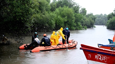Navi Mumbai Municipal Corporation (NMMC) personnel carry out a search operation in Vashi, after a boy was believed to have died by suicide, amid rising water levels due to heavy rain. (Bachchan Kumar/Hindustan Times)