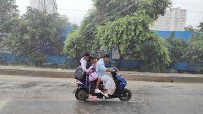 Commuters on their way near Noida sector-51 as heavy rain hits the National Capital Region. (HT Photo) Commuters on their way near Noida sector-51 as heavy rain hits the National Capital Region. (HT Photo)