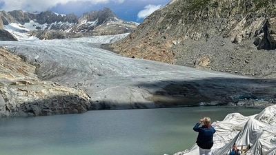 A woman takes a picture of the Rhone glacier amid climate change in Obergoms, Switzerland (Photo: REUTERS/Bernadett Szabo) A woman takes a picture of the Rhone glacier amid climate change in Obergoms, Switzerland (Photo: REUTERS/Bernadett Szabo)