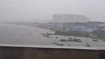 Mumbai rain; The water level of the Mithi River has touched the danger mark at Kranti Nagar near Kurla bridge. (@jvidyasagar/X) Mumbai rain; The water level of the Mithi River has touched the danger mark at Kranti Nagar near Kurla bridge. (@jvidyasagar/X)