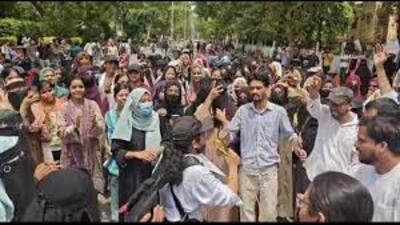 Women students agitating at the Bab-e-Syed gate of AMU on Monday. (HT)