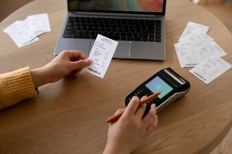 Doctor warn frequent receipt handling may pose health threats. (Freepik) Doctor warn frequent receipt handling may pose health threats. (Freepik)