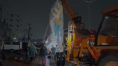 In Hyderabad’s Bandlaguda area, a Lord Ganesh idol being transported in a vehicle came into contact with high-tension wires. (via HT)