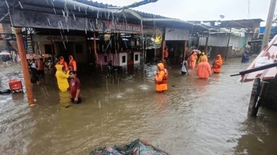 The water lever of the Mithi river has touched the danger mark at Kranti Nagar near Kurla bridge. (X/@mybmcWardL) The water lever of the Mithi river has touched the danger mark at Kranti Nagar near Kurla bridge. (X/@mybmcWardL)