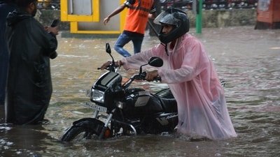 BMC that all private offices in the city are “urgently” requested to allow their employees to work from home and avoid “unnecessary” travel. (Praful Gangurde/HT Photo)