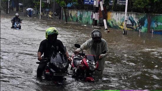 Mumbai City experienced heavy rainfall and waterlogging at King Circle in Mumbai. The India Meteorological Department (IMD) issued a red alert to Mumbai and neighbouring Thane and Palghar districts. (Raju Shinde)