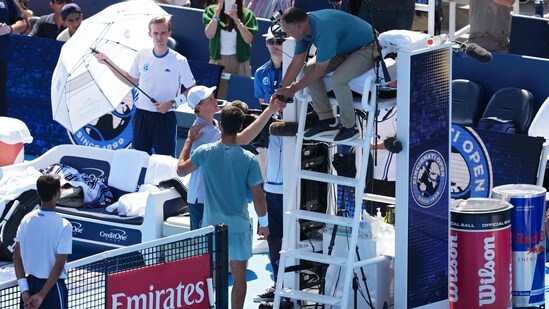 Jannik Sinner meets with Carlos Alcaraz and umpire Mohamed Lahyani to retire from the men's singles finals of the Cincinnati Open (Getty Images via AFP)