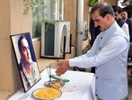 Himachal Pradesh chief minister Sukhvinder Singh Sukhu offers floral tributes to the former Prime Minister late Rajiv Gandhi on his birth anniversary at Sadbhawana Chowk, in Shimla, on Wednesday. (ANI)