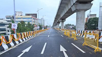 CM opens Ganeshkhind flyover, skips speech to avoid traffic chaos CM opens Ganeshkhind flyover, skips speech to avoid traffic chaos