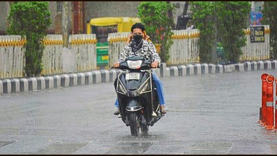 Caught unawares, commuters make their way amid rain in Ludhiana on Wednesday. (Manish/HT) Caught unawares, commuters make their way amid rain in Ludhiana on Wednesday. (Manish/HT)