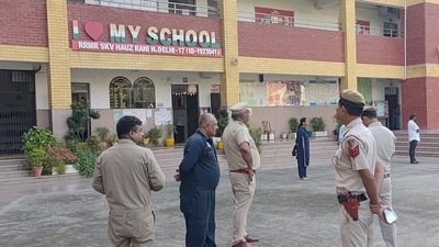 Bomb squad and security personnel reached the SKY Hauz Rani where a bomb threat call was made in the morning on Wednesday. (Vipin Kumar/HT) Bomb squad and security personnel reached the SKY Hauz Rani where a bomb threat call was made in the morning on Wednesday. (Vipin Kumar/HT)